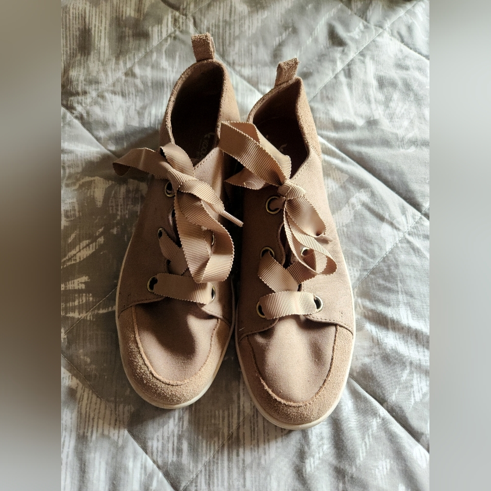 Koolaburra by Ugg girl's sneakers size 4